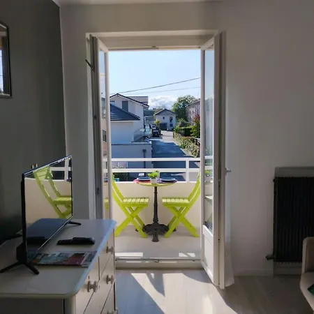 Verdoyant Au Bord Du Leman Entre Evian Et Thonon Dans *