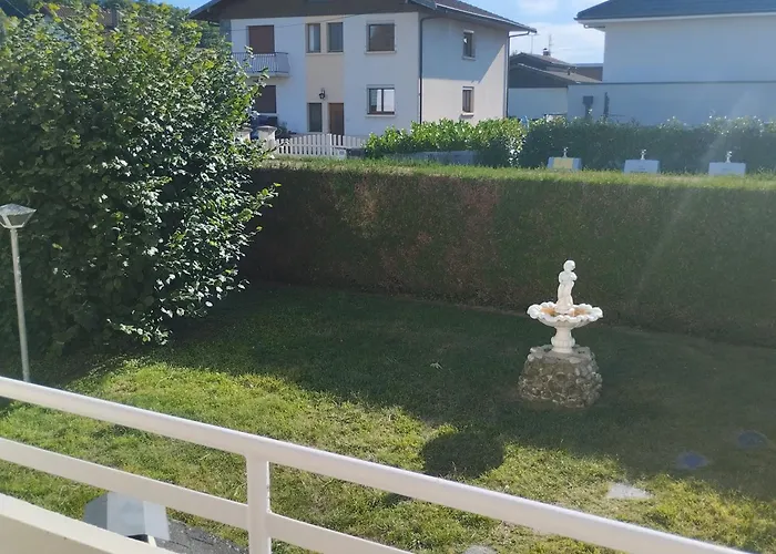 Verdoyant Au Bord Du Leman Entre Evian Et Thonon Dans