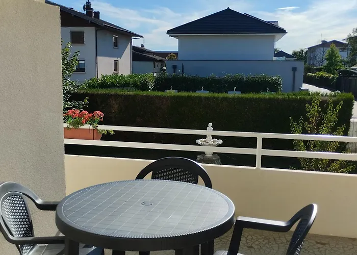 Verdoyant Au Bord Du Leman Entre Evian Et Thonon Dans